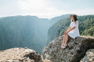 mujer-calma-montanas-transformacion-personal
