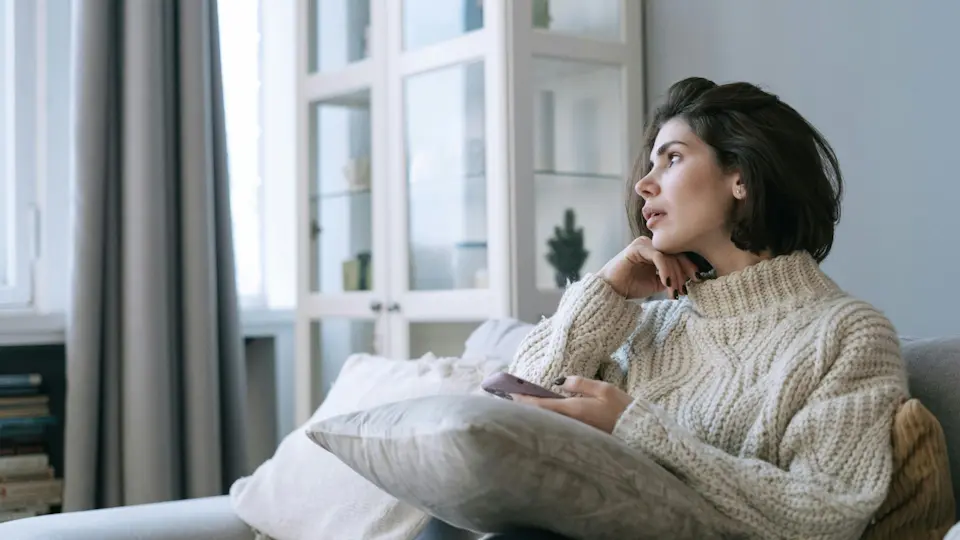 mujer madura reflexionando sobre la autoexigencia y el cansancio emocional