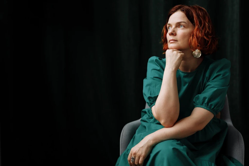 Mujer madura reflexionando sobre su voz crítica y diálogo interno aprendido