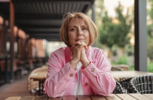Mujer madura reflexionando sobre las tres voces del diálogo interno femenino