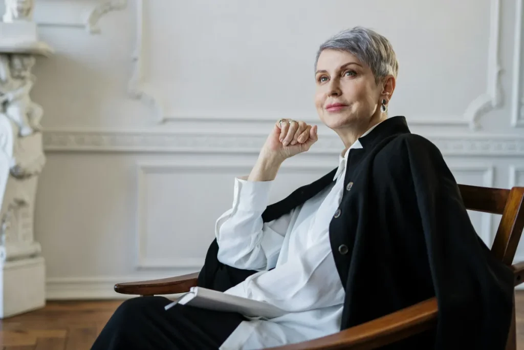 Mujer madura reflexionando sobre su diálogo interno durante la menopausia