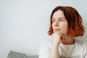 mujer reflexionando sobre su diálogo interno y voz crítica en la madurez