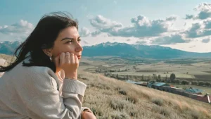 Mujer reflexionando durante la perimenopausia sobre su diálogo interno