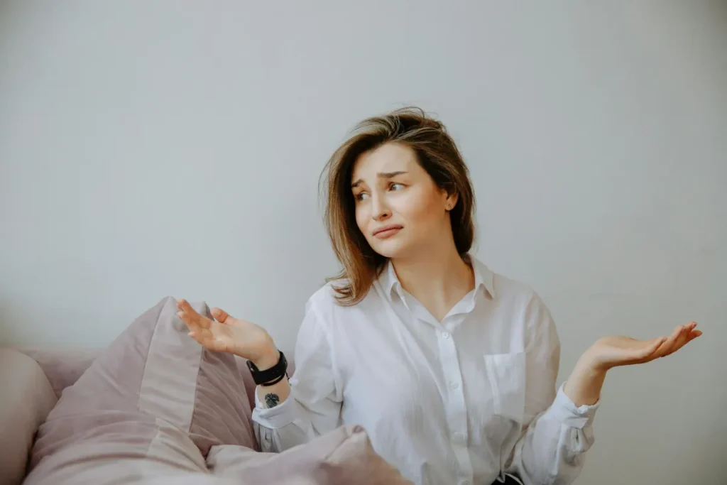 Mujer cansada sintiendo que nunca hace suficiente aunque no pare en todo el día
