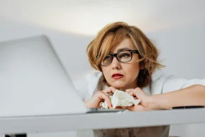 Mujer sosteniendo demasiadas responsabilidades y sintiendo que todo depende de ella