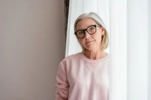 Cansancio emocional femenino y agotamiento mental en mujeres adultas