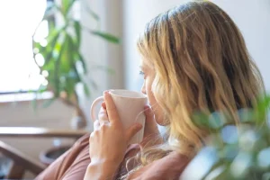 Mujer emocional sintiéndose demasiado sensible y cuestionando sus emociones