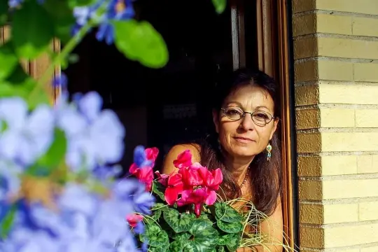 Mujer haciendo una pausa antes de volver a su rutina
